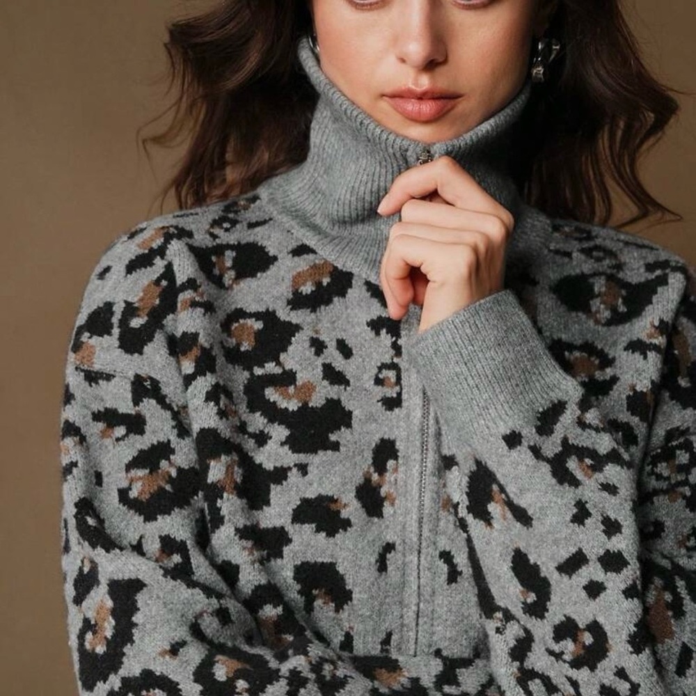 Chic Gray Leopard Turtleneck Sweater